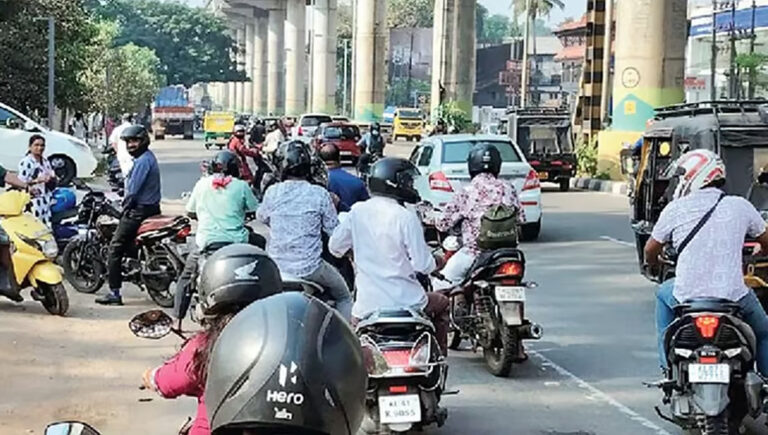 മുളകുപൊടി പാക്കറ്റ് പൊട്ടി റോഡില്‍ വീണു; കാറ്റില്‍ പടര്‍ന്നു, വലഞ്ഞ് യാത്രക്കാര്‍