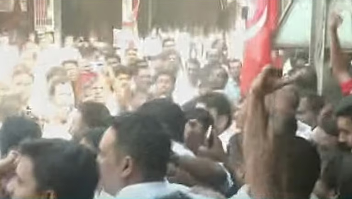 മലപ്പുറം ചുങ്കത്തറയില്‍ അവിശ്വാസത്തിനു മുമ്പായി കയ്യാങ്കളി; എല്‍ഡിഎഫ്-യുഡിഎഫ് പ്രവര്‍ത്തകര്‍ ഏറ്റുമുട്ടി