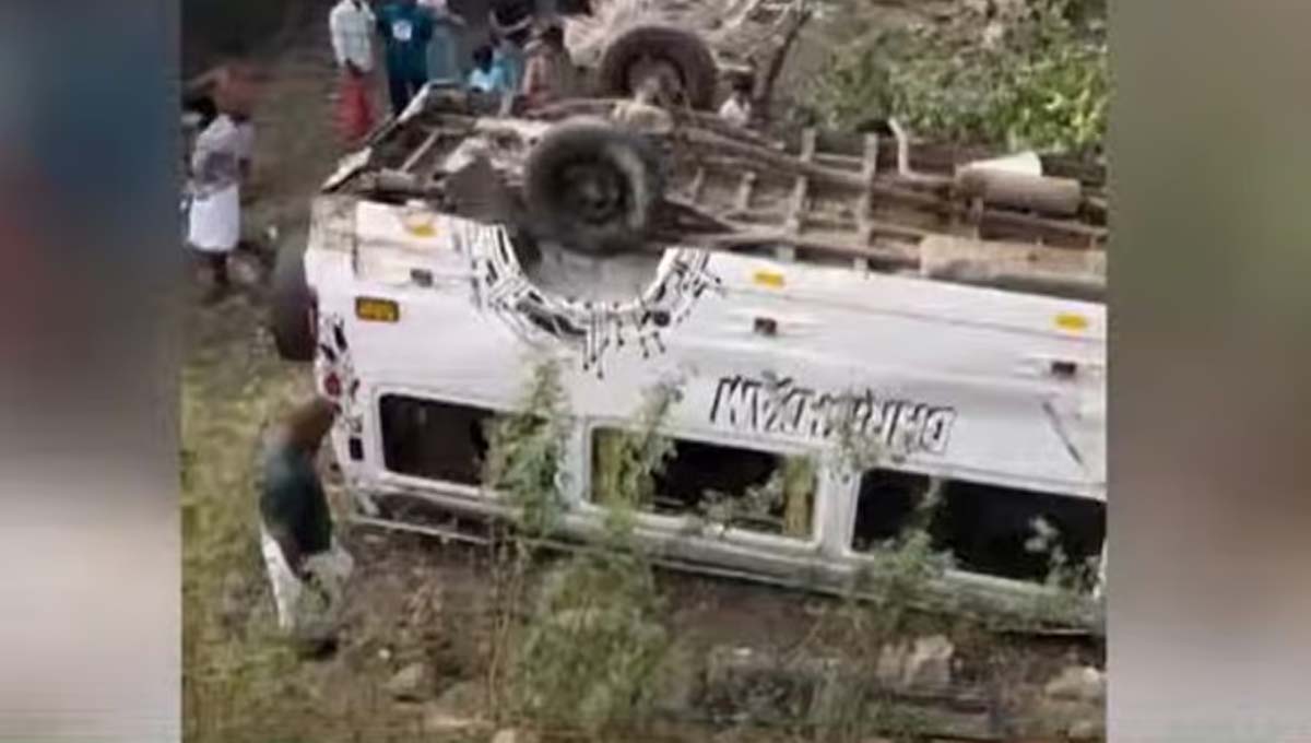 മണ്ണാര്‍ക്കാട് ട്രാവലര്‍ താഴ്ചയിലേക്ക് മറിഞ്ഞു; 10 പേര്‍ക്ക് പരിക്ക്