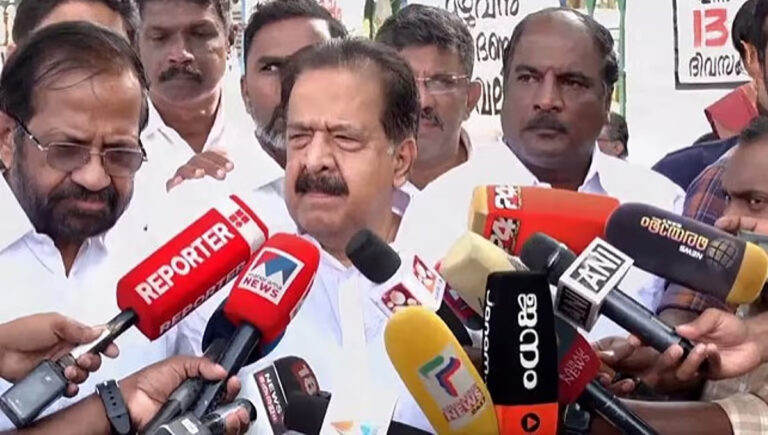 ആശാ വര്‍ക്കര്‍മാരുടെ അനിശ്ചിതകാല സമരം; പിന്തുണയുമായി കോണ്‍ഗ്രസ് നേതാവ് രമേശ് ചെന്നിത്തല സമരപ്പന്തലില്‍