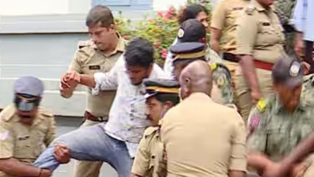 പോ​ലീ​സ് എ​സ്എ​ഫ്ഐ സ​മ​ര​പ​ന്ത​ൽ പൊ​ളി​ച്ചു; കേ​ര​ള സ​ർ​വ​ക​ലാ​ശാ​ല ആ​സ്ഥാ​ന​ത്ത് വ​ൻ സം​ഘ​ർ​ഷം