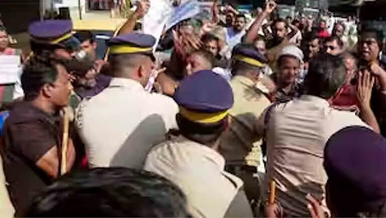 വയനാട് ഉരുള്‍പൊട്ടല്‍ : ‘സര്‍ക്കാര്‍ വാഗ്ദാനങ്ങളില്‍ നിന്ന് പിന്നോട്ടുപോകുന്നു’, ദുരന്തഭൂമിയില്‍ പ്രതിഷേധം; തുടക്കമെന്ന് സമരക്കാര്‍