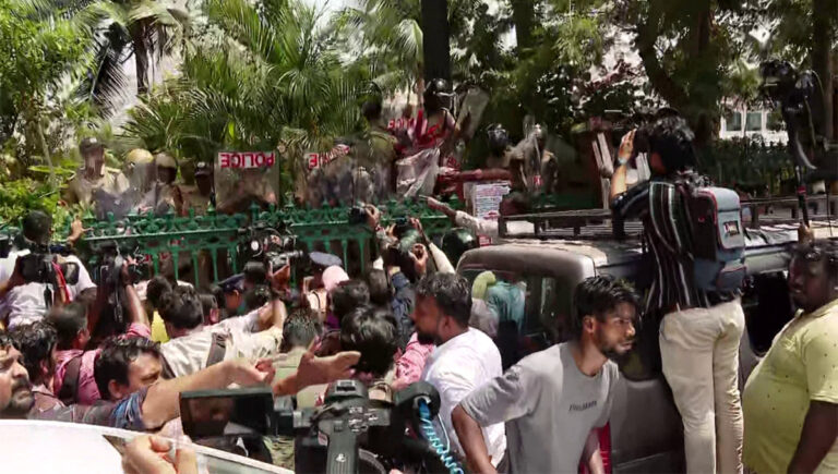 ആശമാർക്ക് ഐക്യദാർഢ്യം : യൂത്ത് കോൺഗ്രസ് സെക്രട്ടേറിയറ്റ് മാര്‍ച്ചിൽ സംഘര്‍ഷം