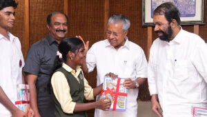 കേരള പൊതുവിദ്യാഭ്യാസ ചരിത്രത്തില്‍ ആദ്യം; ഒമ്പതിലെ പരീക്ഷ തീരും മുന്‍പേ പത്താം ക്ലാസിലെ പാഠപുസ്തകങ്ങള്‍ വിദ്യാര്‍ഥികളിലേയ്ക്ക്