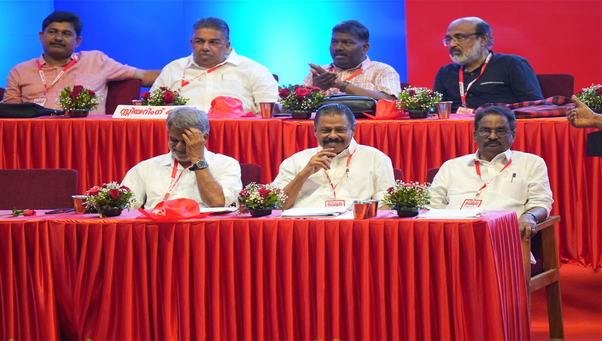 ഭരണത്തിരക്കുകള്‍ക്കിടയിലും മുഖ്യമന്ത്രി സംഘടനാ കാര്യങ്ങളില്‍ പാര്‍ട്ടിയെ സഹായിക്കുന്നു; പിണറായി പ്രശംസയിൽ സിപിഐഎം പ്രവര്‍ത്തന റിപ്പോര്‍ട്ട്