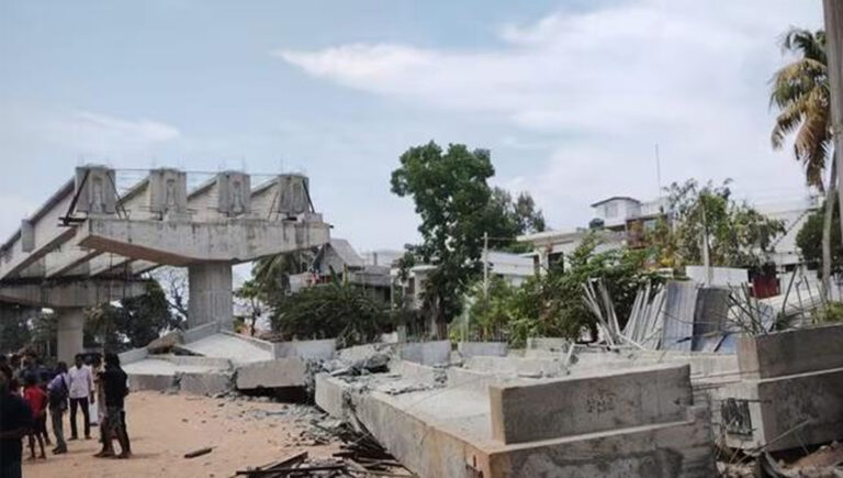 ആ​ല​പ്പു​ഴ​യി​ൽ നി​ർ​മാ​ണ​ത്തി​ലി​രു​ന്ന മേ​ൽ​പ്പാ​ല​ത്തി​ന്‍റെ ഗ​ർ​ഡ​റു​ക​ൾ ത​ക​ർ​ന്ന സം​ഭ​വം; വി​ദ​ഗ്ധ​സം​ഘം പ​രി​ശോ​ധ​ന ന​ട​ത്തും