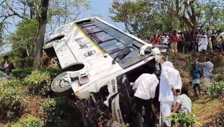 ഗൂഡലൂരിൽ മലയാളികൾ സഞ്ചരിച്ച ടൂറിസ്റ്റ് ബസ് അപകടത്തിൽ പെട്ടു