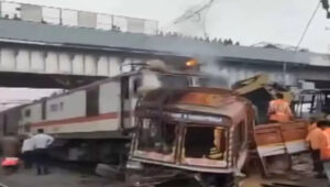 മഹാരാഷ്ട്രയിൽ ട്രെയിനിൽ ട്രക്ക് ഇടിച്ചുകയറി; അത്ഭുതകരമായി രക്ഷപെട്ട് യാത്രികർ