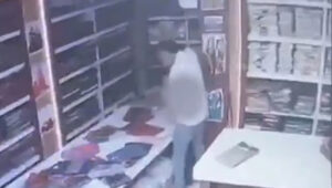 തുണിക്കടയില്‍ വസ്ത്രം മാറ്റിയെടുക്കാന്‍ എത്തിയ പന്ത്രണ്ടുകാരന് നേരെ ആക്രമണം; ജീവനക്കാരനെതിരെ കേസ്