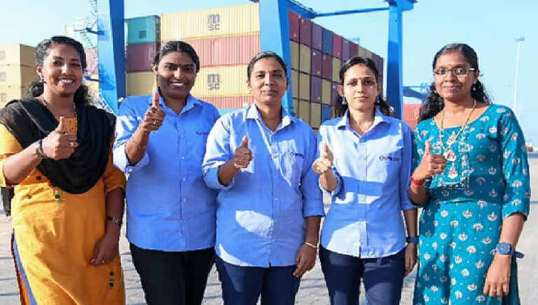 വിഴിഞ്ഞം തുറമുഖത്ത് ചരിത്രം വഴിമാറുന്നു; സിആര്‍എംജി ക്രെയിനുകള്‍ പ്രവര്‍ത്തിപ്പിക്കുന്ന ആ ഒമ്പത് സ്ത്രീകള്‍