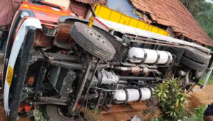 വ​യ​നാ​ട്ടി​ൽ സി​എ​ൻ​ജി സി​ലി​ണ്ട​റു​ക​ളു​മാ​യി പോ​യ ലോ​റി മ​റി​ഞ്ഞു