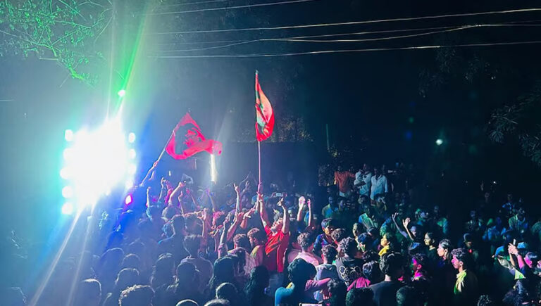 കണ്ണൂരില്‍ ക്ഷേത്രോത്സവത്തില്‍ ചെഗുവേരയുടെ കൊടിയും വിപ്ലവ ഗാനവും