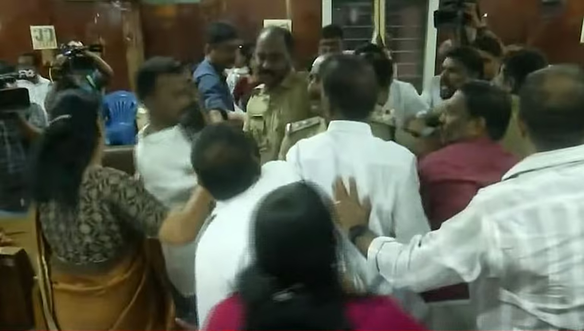 ഭിന്നശേഷി നൈപുണ്യ കേന്ദ്രത്തിന് ഹെഡ്‌ഗേവാറിന്റെ പേര് : പാലക്കാട് നഗരസഭയില്‍ കൂട്ടയടി; കൗണ്‍സിലര്‍ കുഴഞ്ഞുവീണു