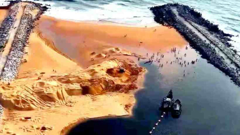 മുതലപ്പൊഴിയിൽ സംഘർഷം : ഹാർബർ എഞ്ചിനീയറിംഗ് ഓഫീസിന്റെ ജനാല അടിച്ചു തകർത്തു