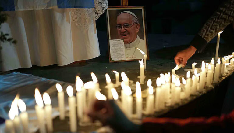 മാര്‍പാപ്പയ്ക്ക് അന്ത്യാഞ്ജലി അര്‍പ്പിക്കാന്‍ വിശ്വാസികളുടെ പ്രവാഹം, കര്‍ദിനാള്‍ സഭ ഇന്ന് ചേരും; പൊതുദര്‍ശനം നാളെ
