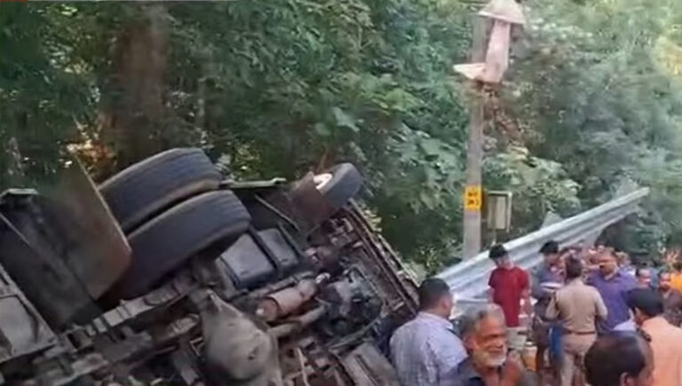 എരുമേലിയിൽ ശബരിമല തീർഥാടകർ സഞ്ചരിച്ച ബസ് മറിഞ്ഞു; ഒരു മരണം, മൂന്ന് പേരുടെ നില ​​ഗുരുതരം