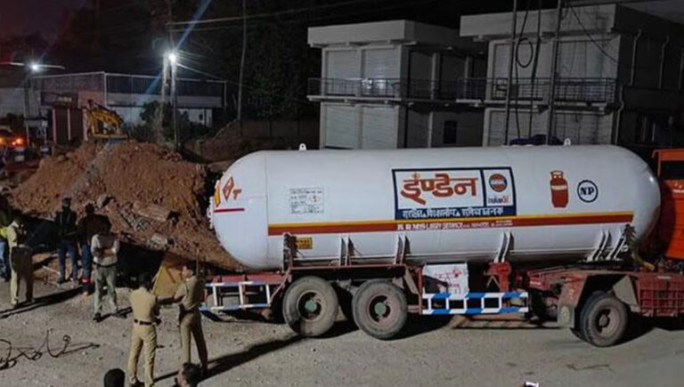 കൊ​ല്ലത്ത് എ​ൽ​പി​ജി​ ടാ​ങ്ക​ർ ലോ​റി റോ​ഡു​വ​ക്കി​ലെ കു​ഴി​യി​ൽ വീ​ണു