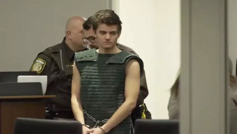 അമേരിക്കയിൽ ട്രംപിനെ വധിക്കാൻ പണം കണ്ടെത്താൻ മാതാപിതാക്കളെ കൊലപ്പെടുത്തി 17കാരൻ