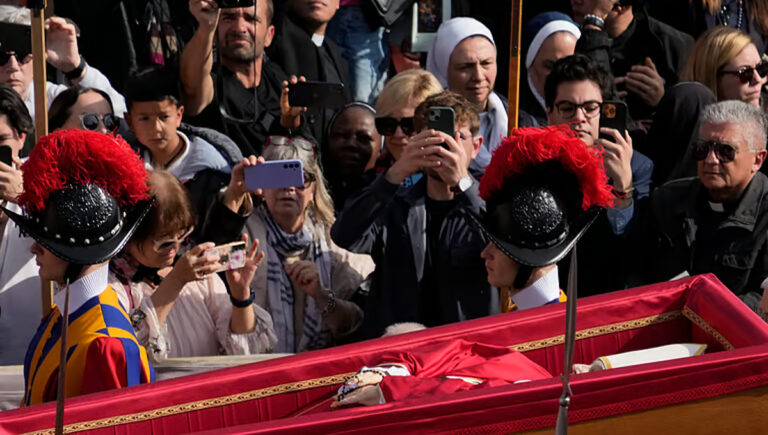 മാര്‍പാപ്പയെ അവസാനമായി കാണാന്‍ പതിനായിരങ്ങള്‍; സംസ്‌കാര ശുശ്രൂഷയില്‍ പങ്കെടുക്കാന്‍ ലോക നേതാക്കള്‍