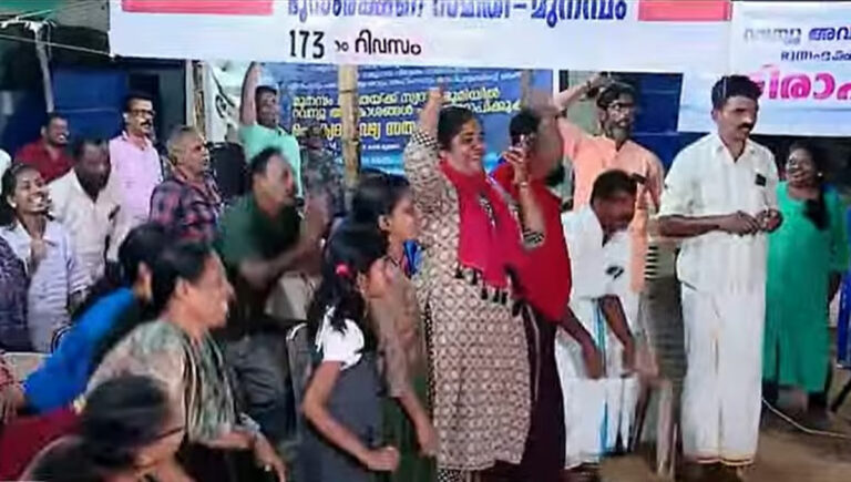 മുനമ്പത്ത് ആഹ്ലാദ പ്രകടനം; പടക്കം പൊട്ടിച്ചും മോദിക്കും സുരേഷ് ഗോപിക്കും ജയ് വിളിച്ച് സമരസമിതി