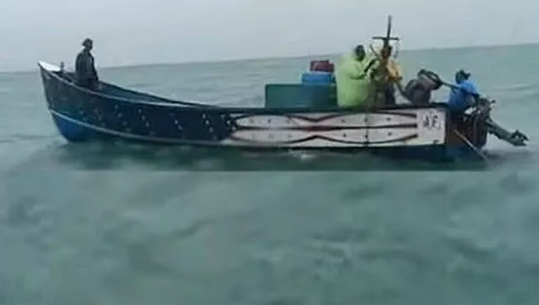 വിഴിഞ്ഞത്തു നിന്നു കാണാതായ 8 മത്സ്യത്തൊഴിലാളികളെ രക്ഷിച്ചു; ഒരാൾക്കായി തെരച്ചിൽ തുടരുന്നു