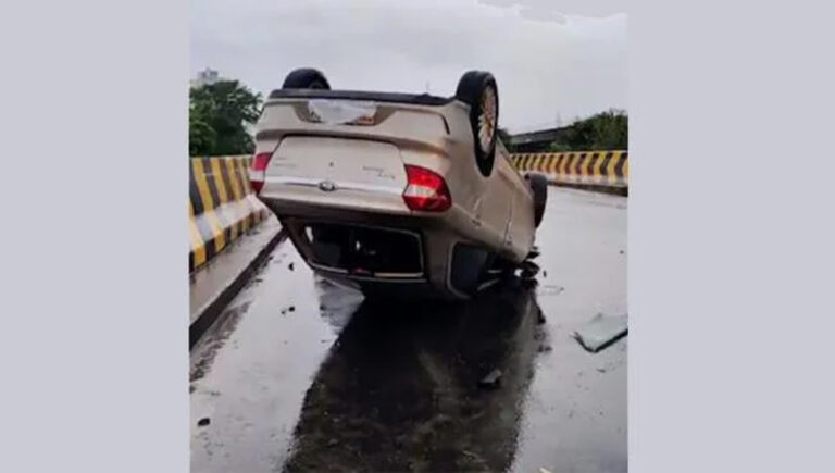 കൊ​ച്ചി​യി​ൽ കാ​ർ ത​ല​കീ​ഴാ​യി മ​റി​ഞ്ഞു; ഒ​രാ​ൾ​ക്ക് പ​രി​ക്ക്