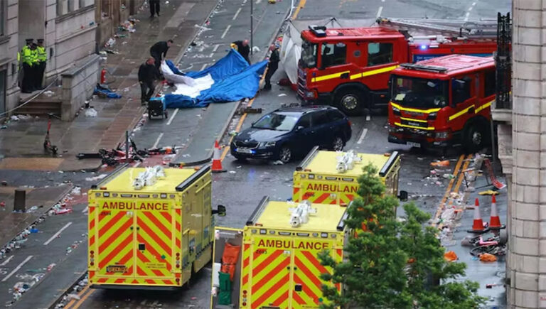 ലിവര്‍പൂള്‍ എഫ്‌സി ആഘോഷ പരിപാടിക്കിടെ ആരാധകര്‍ക്ക് നേരെ കാര്‍ പാഞ്ഞുകയറി; 50പേര്‍ക്ക് പരിക്ക്