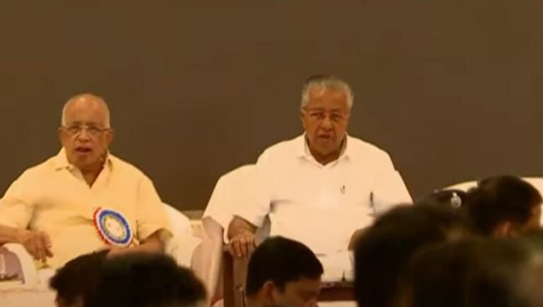 പാ​ല​ക്കാ​ട്ട് മു​ഖ്യ​മ​ന്ത്രി​യു​ടെ പ​രി​പാ​ടി ന​ട​ന്ന വേ​ദി​ക്ക് പു​റ​ത്ത് തീ​യും പു​ക​യും