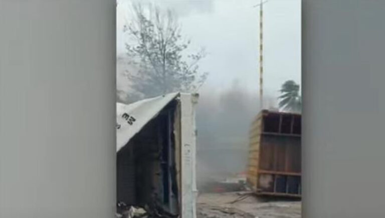 കൊ​ല്ലം ശക്തികുളങ്ങര തീരത്ത് അടിഞ്ഞ എംഎസ്സി എൽസ 3 കപ്പലിലെ ക​ണ്ടെ​യ്‌​ന​ര്‍ നീ​ക്കം ചെ​യ്യു​ന്ന​തി​നി​ടെ തീ​പി​ടി​ത്തം