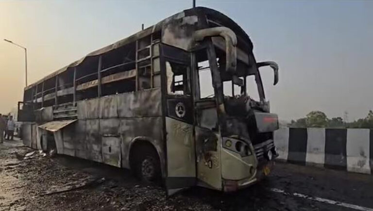 യു​പി‍​യി​ൽ സ്വ​കാ​ര്യ ബ​സി​നു തീ​പി​ടി​ച്ച് ര​ണ്ടു കു​ട്ടി​ക​ൾ ഉ​ൾ​പ്പെ​ടെ അ​ഞ്ചു പേ​ർ മ​രി​ച്ചു