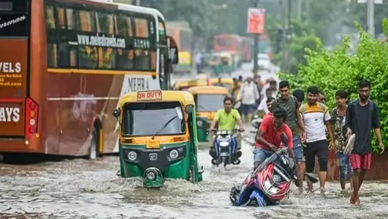 കനത്ത മഴ : ഉത്തരേന്ത്യയിൽ മഴയിലും കാറ്റിലും വൻ നാശനഷ്ടം; ഡൽഹിയിൽ റോഡ് വ്യോമ ഗതാഗതം തടസപ്പെട്ടു