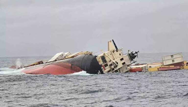 എംഎസ് സി എല്‍സ3യിൽ നിന്ന് എണ്ണ കടലിലേക്ക് പടരുന്നു; പാരിസ്ഥിതിക ആഘാതം കുറയ്ക്കാനുള്ള ശ്രമത്തിലെന്ന് കോസ്റ്റ്ഗാര്‍ഡ്
