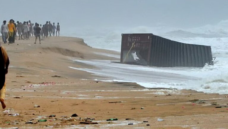 എംഎസ്‌സി എൽസ3 കപ്പൽ അപകടം : തീരത്തടിഞ്ഞ പ്ലാസ്റ്റിക് നീക്കം ചെയ്യാൻ ഓരോ 100 മീറ്ററിലും സന്നദ്ധ പ്രവര്‍ത്തകര്‍