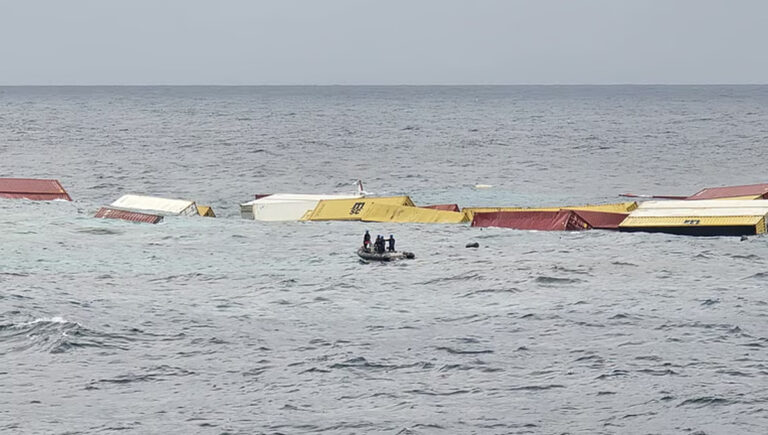 കൊച്ചി കപ്പലപകടം; കണ്ടെയ്‌നറുകളിലെ വസ്തുക്കള്‍ എന്തായിരുന്നുവെന്ന് സര്‍ക്കാർ വ്യക്തമാക്കണം : ഹൈക്കോടതി