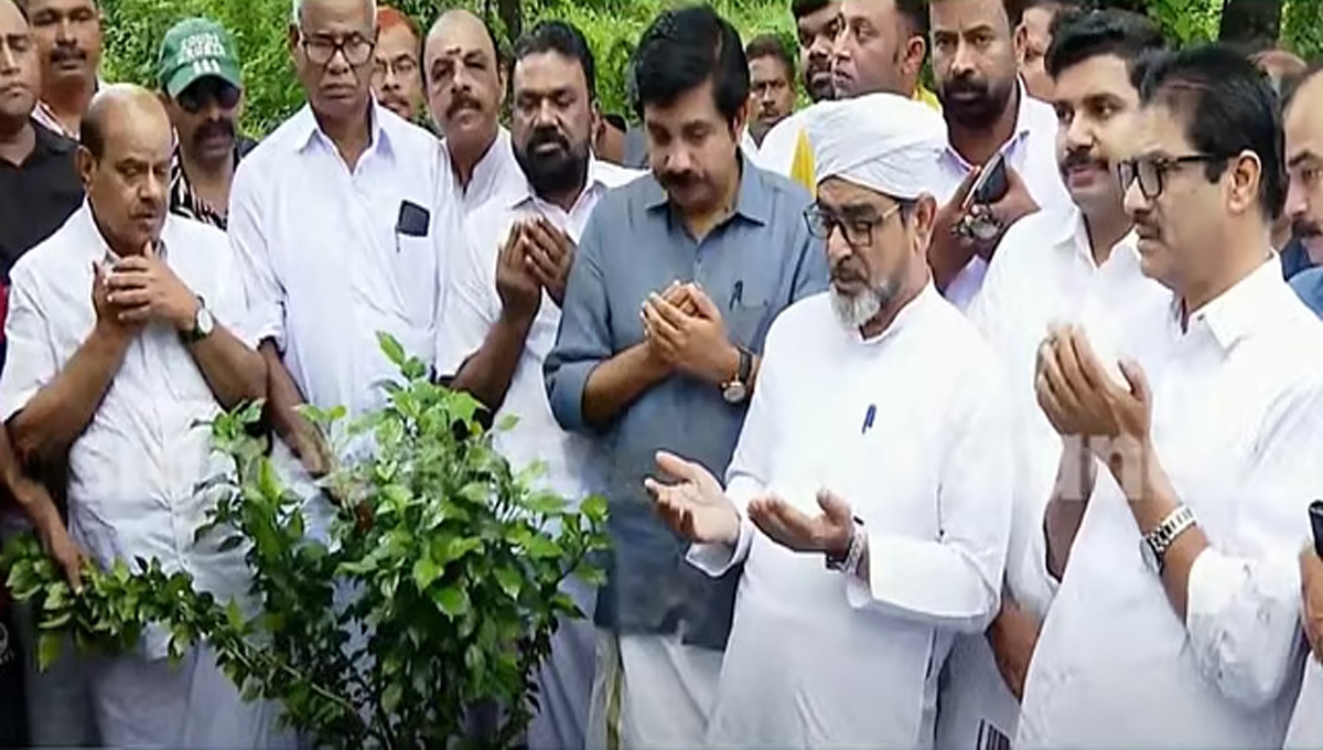 നിലമ്പൂര്‍ ഉപതെരഞ്ഞെടുപ്പ്‌ : ആര്യാടന്‍ ഷൗക്കത്ത് ആര്യാടൻ മുഹമ്മദിന്റെ ഖബറിൽ പ്രാർത്ഥിച്ച് പ്രചാരണത്തിന് തുടക്കം കുറിച്ചു