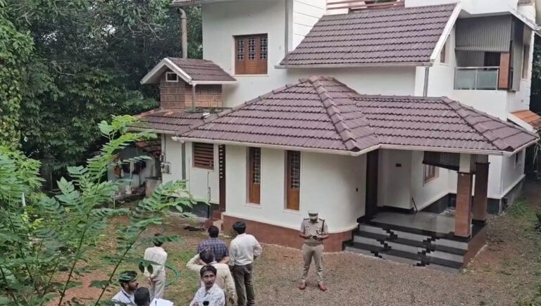 മലപ്പുറത്ത് അമ്മയെ വീട്ടിൽ നിന്ന് പുറത്താക്കിയ മകനെ പുറത്താക്കി വീട് അമ്മക്ക് നൽകി റവന്യൂ അധികൃതർ