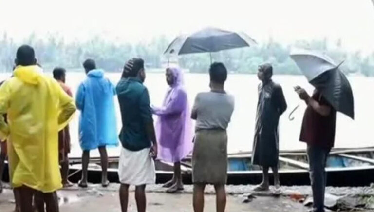 കൊ​ടു​ങ്ങ​ല്ലൂ​രി​ല്‍ വ​ഞ്ചി മ​റ​ഞ്ഞ് ര​ണ്ട് പേ​രെ കാ​ണാ​താ​യി