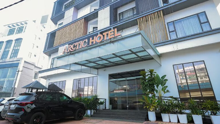 സ്പായുടെ മറവില്‍ അനാശാസ്യം; കൊച്ചിയിലെ ആര്‍ക്ടിക് ഹോട്ടലില്‍ 11 യുവതികള്‍ പിടിയില്‍