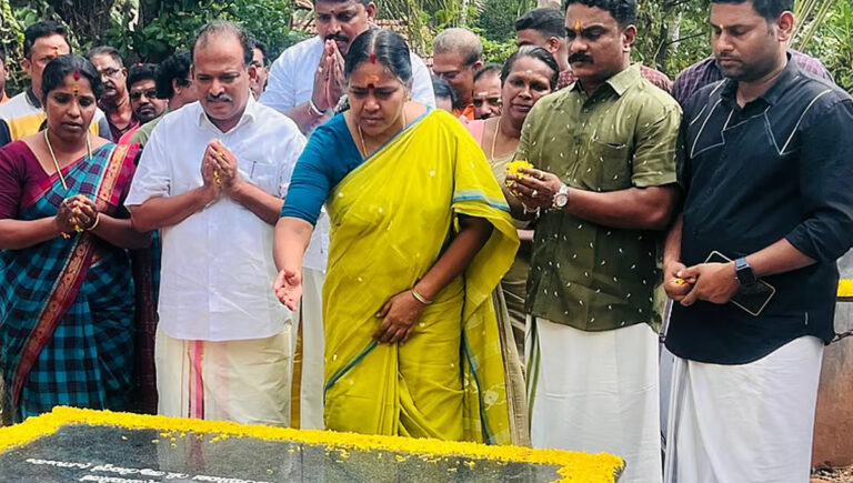 ചേറ്റൂരിന് പിന്നാലെ കൃഷ്ണനെഴുത്തച്ഛനേയും ‘ഏറ്റെടുത്ത്’ ബിജെപി; 21ാം വര്‍ഷം സ്മൃതി മണ്ഡപത്തില്‍ പുഷ്പാര്‍ച്ചന നടത്തി ബിജെപി