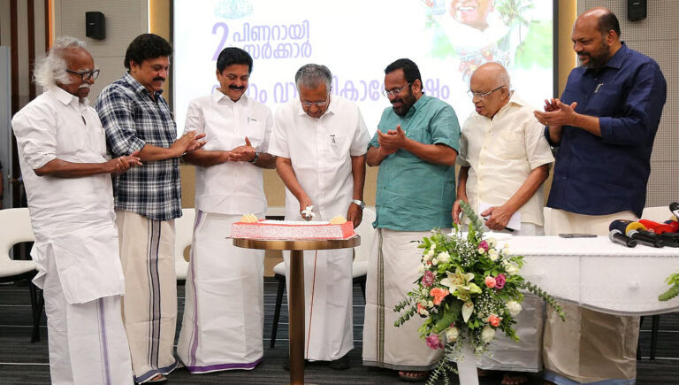 ‘നാടിനു നന്ദി, പ്രിയ ജനതയ്ക്ക് അഭിവാദ്യങ്ങള്‍’; നാലാം വാര്‍ഷികം കേക്ക് മുറിച്ച് ആഘോഷിച്ച് മുഖ്യമന്ത്രിയും മന്ത്രിമാരും