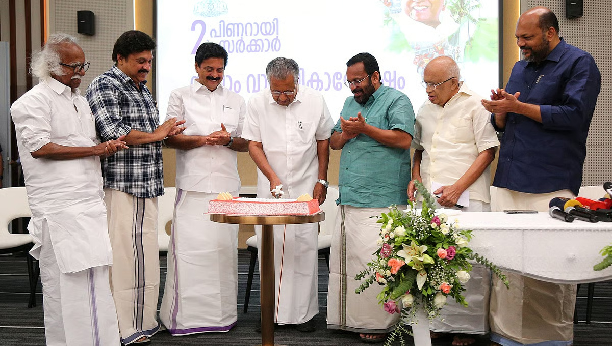‘നാടിനു നന്ദി, പ്രിയ ജനതയ്ക്ക് അഭിവാദ്യങ്ങള്‍’; നാലാം വാര്‍ഷികം കേക്ക് മുറിച്ച് ആഘോഷിച്ച് മുഖ്യമന്ത്രിയും മന്ത്രിമാരും
