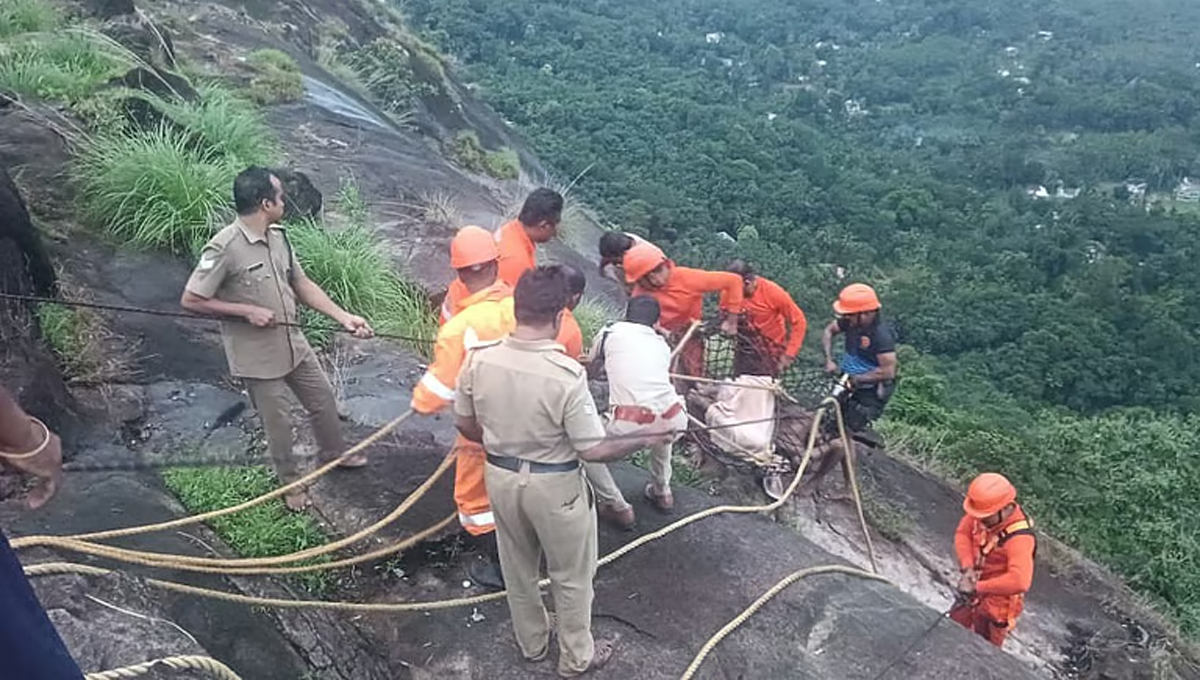 കോട്ടപ്പാറ വ്യൂ പോയിന്‍റില്‍ നിന്ന് യുവാവ് കാല്‍ വഴുതി 70 അടി താഴ്ചയിലേയ്ക്ക് വീണു; രക്ഷകരായി ഫയര്‍ഫോഴ്‌സ്