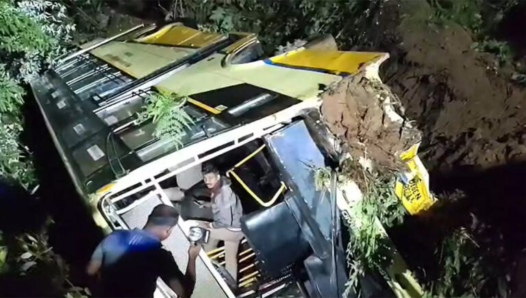 വാ​ൽ​പാ​റ​യി​ൽ ബ​സ് നി​യ​ന്ത്ര​ണം ന​ഷ്ട​മാ​യി കു​ഴി​യി​ലേ​ക്ക് മറിഞ്ഞു; 27പേ​ർ​ക്ക് പ​രി​ക്ക്, 14 പേരുടെ നില ഗുരുതരം