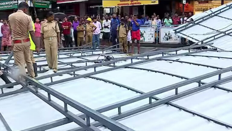 കനത്ത മഴയിലും കാറ്റിലും തൃശൂരില്‍ നടുറോഡിലേക്ക് കൂറ്റന്‍ ഇരുമ്പ് മേല്‍ക്കൂര വീണു