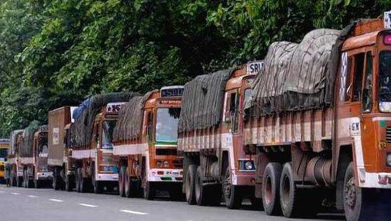 വാ​ള​യാ​റി​ൽ പ​ച്ച​ക്ക​റി ചാ​ക്കു​ക​ൾ​ക്ക​ടി​യി​ൽ വ​ൻ സ്ഫോ​ട​ക ശേ​ഖ​രം; ലോ​റി ഡ്രൈ​വ​ർ അ​റ​സ്റ്റി​ൽ