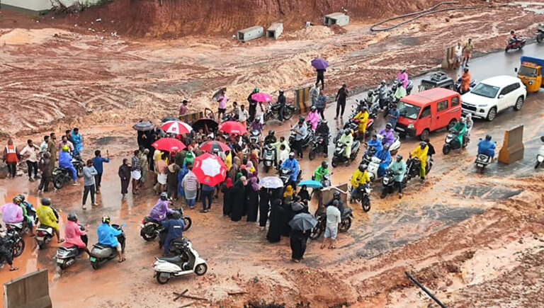 കനത്തമഴയില്‍ വീടുകളിലേക്ക് ചെളിയും മണ്ണും ഒഴുകിയെത്തി; തളിപ്പറമ്പില്‍ ദേശീയപാത ഉപരോധിച്ച് നാട്ടുകാര്‍