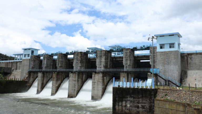 മലങ്കര ഡാം മുന്നറിയിപ്പില്ലാതെ തുറന്നു; തൊടുപുഴ, മൂവാറ്റുപുഴ ആറുകളിൽ ജലനിരപ്പ് ഉയരും