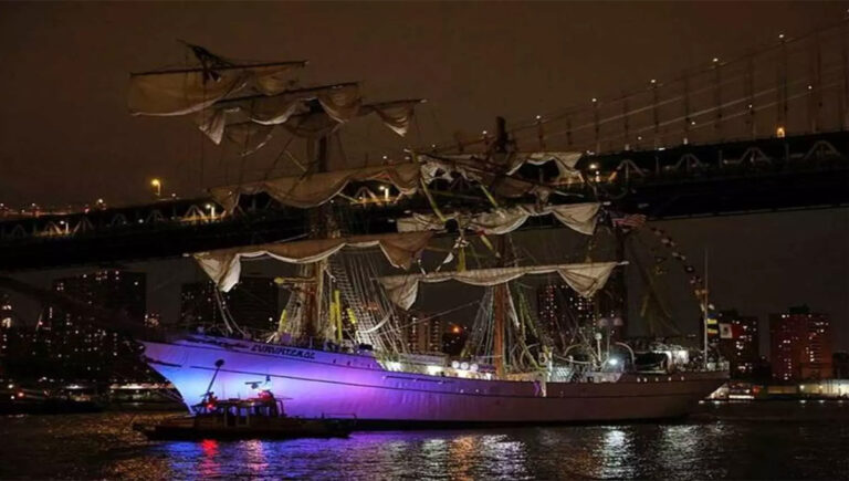 മെക്‌സിക്കൻ നാവികസേന കപ്പൽ ന്യൂയോർക്കിലെ ബ്രൂക്ക്‌ലിൻ പാലത്തിലിടിച്ച് തകർന്നു; 22 പേർക്ക് പരിക്ക്