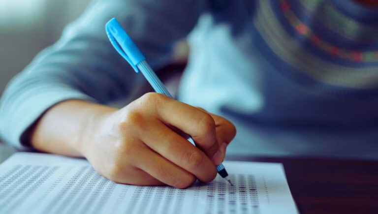 നീറ്റ് വ്യാജ ഹാള്‍ടിക്കറ്റ് : നെയ്യാറ്റിന്‍കരയിലെ അക്ഷയ സെന്റര്‍ ജീവനക്കാരി കസ്റ്റഡിയില്‍