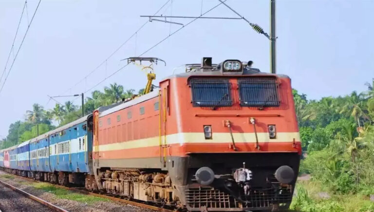 സംശയാസ്പദമായി വ്യക്തികളെയോ ഉപേക്ഷിച്ച ബാഗുകളോ കണ്ടാൽ കൺട്രോൾ റൂം നമ്പറിൽ അറിയിക്കണം : റെയിൽവേ പൊലീസ്